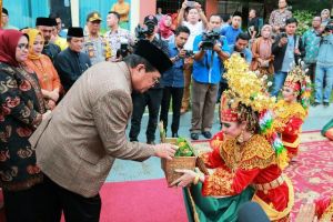 FOTO: Begini Penyambutan Fachrori dan Istri Saat Tiba di Jambi Sore Ini