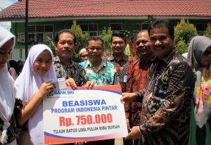 Terus Bagikan PIP di Sekolah, SAH Dijuluki Bapak Beasiswa