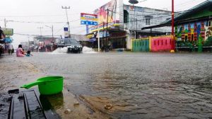 Drainase Tak Berfungsi, Badan Jalan Kota Kualatungkal Diselimuti Banjir
