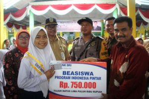 Terus Bagikan Beasiswa, SAH Buktikan Dirinya Tak Kenal Lelah Mengabdi Pada Jambi