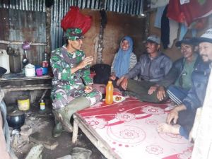 Begini Keakraban Anggota Satgas TMMD ke 104 Dengan Masyarakat Desa Sungai Ning