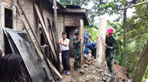Satgas TMMD Ke 104 Bantu Membersihkan Dapur Rumah Warga Yang Ambruk