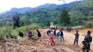 Pekerjaan TMMD di Hari Keempat,  Warga Ikut Bantu Satgas di Lokasi