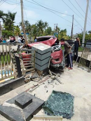 Braaaak..!! Pagar Kantor BPS Tanjabbar Roboh Dihajar Mobil Merah