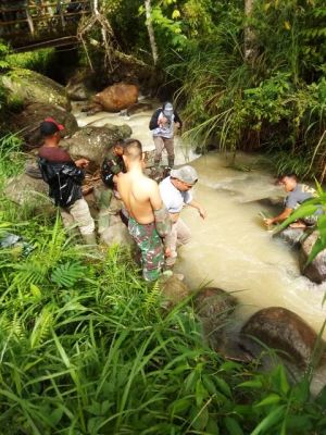 Anggota Satgas TMMD ke 104 Kodim 0417/Kerinci Menikmati Sejuknya  Air di Kali  sungai Ning
