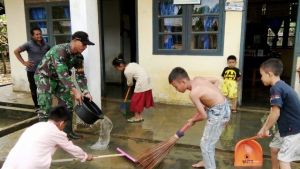 Paska Banjir, Babinsa di Tabir Ikut Bantu Bersihkan Rumah Warga