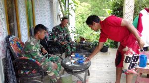 Warga Ini Ungkap Keramahan Anggota Satgas TNI Saat Silaturahim ke Rumah