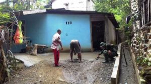 Anggota Satgas TMMD Kodim 0417 /Kerinci Bantu Masyarakat Membuat Jalan dan Teras Rumah Warga