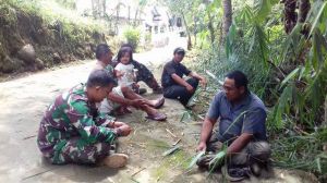 Lesehan Dibawah Pohon, Begini Keakraban  Satgas TMMD Kodim 0417/Kerinci Bersama Masyarakat