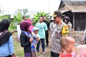 Kapolda Jambi Sambangi Buruh Pabrik Pembuatan Batu Bata   