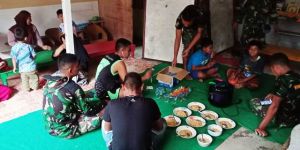Anggota Satgas TMMD Kodim 0417/Kerinci Makan bersama di Rumah Masyarakat