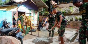 Peduli Pendidikan, Satgas TMMD Kodim 0417/Kerinci Perbaiki Lantai dan Mengecat PAUD AINI