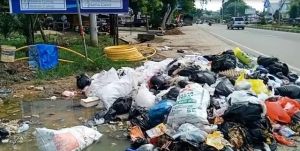 Sampah Menggunung hingga Berserakan ke Jalan Tak Jauh dari Tugu Adipura Ganggu Pemandangan