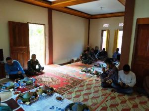 Anggota Satgas  TMMD ke 104 Kodim 0417/KRC Penuhi Undangan Syukuran Rumah Baru Warga   