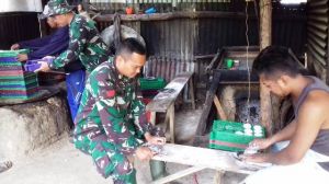 Satgas  TMMD  Kodim 0417/Kerinci Belajar Buat Adonan Kerupuk