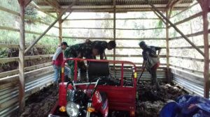 Satgas TMMD Bantu Warga Buat Kompos di BumDes Sungai Ning