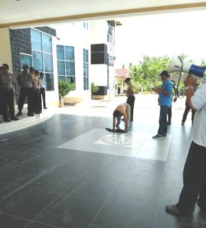 Pengunjuk Rasa Pel Lantai Gedung DPRD Tanjabbar