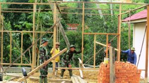 Anggota Satgas TMMD ke 104 Kodim 0417/Kerinci Bantu Warga Bangun Rumah