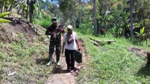 Satgas TMMD Ke 104 Kodim 0417/Kerinci Bantu Mbah Surti Ambil Kayu Untuk Masak