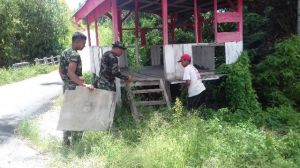 Ciptakan Keamanan Lingkungan, Satgas TMMD  Kodim 0417/Kerinci Bantu Bersihkan Poskamling