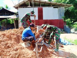 Anggota Satgas TMMD Kodim 0417/Kerinci, Bantu Warga Buat Batu Bata di Desa Sungai Ning