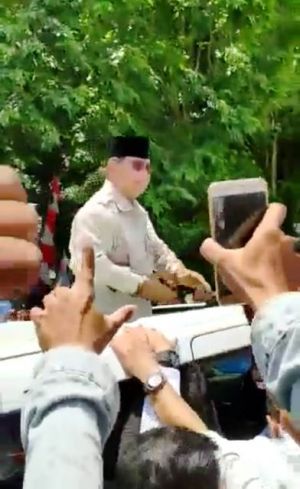Tangan Lecet karena Diserbu Salaman Emak-emak, Prabowo di Jambi Pakai Sarung Tangan