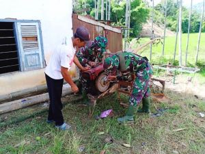Anggota Satgas TMMD  Kodim 0417/Kerinci Bantu Warga Perbaiki Mesin Bajak Sawah      