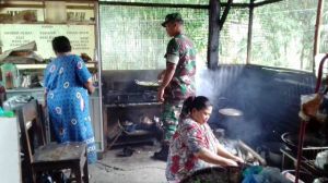 Serda Anton, Satgas TMMD Kodim 0417/Kerinci Tak Canggung Bantu Ibu Sri Memasak