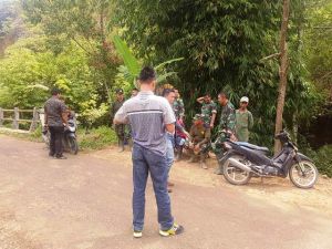 Manfaatkan Waktu Istirahat, Anggota Satgas TMMD Bercengkrama Dengan Warga