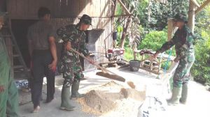 Satgas TMMD Kodim 0417/Kerinci ini Bantu Warga Buat Pakan Ayam