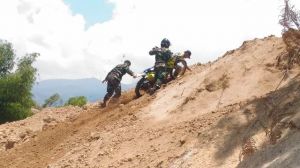 Bukit Bukan Jadi Penghalang Bagi TNI Untuk Memperlancar Jalur Perekonomian Warga