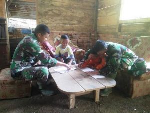 Berbagi Ilmu, Satgas TMMD Kodim 0417/Kerinci Ajarkan Cara Menggambar ke Anak-anak