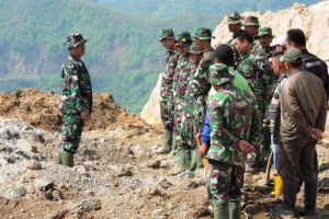 Jaga Kekompakan,  Anggota Satgas Apel di Puncak Bukit