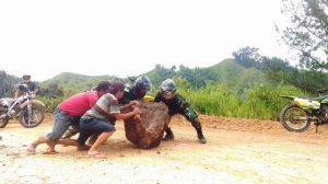 Begini Sigapnya  Dansatgas TMMD Bantu Pindahkan Batu Halangi Jalan