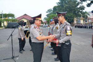 Irjen Pol Muchlis Berikan Reward ke 6 Personil Polda Jambi yang Berprestasi