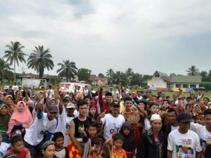 Edi purwanto Disambut Ribuan Pendukung Jokowi-Ma'ruf di Desa Mekar Sari Kumpe