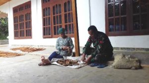 Jalin Kebersamaan,Tim Satgas Bantu Bersihkan Kayu Manis