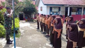 TNI Masuk Sekolah Ajari Siswa Baris berbaris