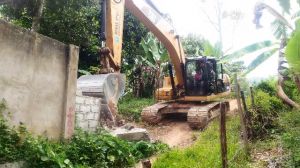 Sudah Dapat Izin, Dansatgas Komandoi Perobohan Pagar untuk Jadikan Lebar Jalan 4 Mater