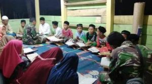 Mantap... Anggota Satgas TMMD Ajari Anak Mengaji