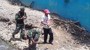 Terenyuh Tim Satgas Bantu Warga Kumpulkan Batu kali   