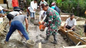 Satgas TMMD Bantu Goro Warga Buat Pondasi Rumah