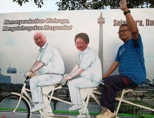 Begini Antusiasme Warga Berfoto Bersama Pak Harto dan Ibu Tien di CFD
