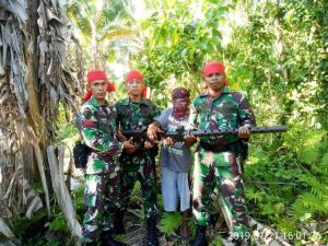 Sukarela, Warga Morotai Serahkan Senpi Eks PD II ke Satgas Yonif 731/Kbr