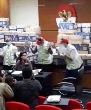 Uang Serangan Fajar Bowo Disimpan Dalam Amplop Dalam Puluhan Kardus Nilainya Rp8 Miliar