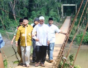Tinjau Jembatan Gantung Lubuk Dian Pulau, Fachrori: Kita Pelajari dan Persiapkan Pembangunan   