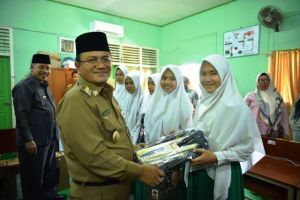 Wawako Maulana Serahkan CSR Jasa Raharja ke pada MTSN 2 Kota Jambi