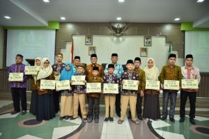 Wawako Maulana Serahkan Bonus Kafilah MTQ dan FASI Kota Jambi