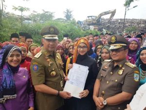 Keren...Walikota Fasha Serahkan SK CPNS di Tempat Pembuangan Sampah Akhir  Talang Gulo