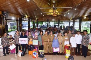 Pemkab Serahkan Bansos Kepada 935 Orang Penerima